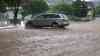 (Überflutungen, stark) Überflutungen durch Unwetter: 100 l/qm waren zu viel, Autofahrer steckt im Wasser fest, Ortschaft kämpft mit Wassermassen: Schlamm fließt auf Straßen - Spielplatz überflutet