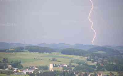 Blitze und Starkregen suchen erneut das Vogtland heim: Einige Keller in Reichenbach vollgelaufen: Heftiger Erdblitz am Himmel, Feuerwehr muss Keller auspumpen