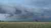 (Unwetteraufzug) Unwetterfront fegt über Bayern hinweg: gigantischer Aufzug der Unwetterfront am Abend, Shelf Cloud, extremer Starkregen: Tankstellendach schafft Wasser nicht mehr, Sonnenschirme umgehauen, Fahrräder umgehauen