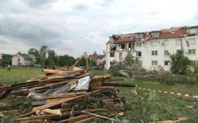 Starker Tornado verwüstet Ortschaft in Bayern: bis zu 280 Km/h, Tornado riss Hauswände heraus