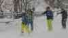 (Lawinendrama, Alpen) Lawinenstufe 4: Alpen versinken in Schneemassen, bis zu 2 Meter Schnee, über 1 Meter Neuschnee in den letzten Tagen, kritische Lawinensituation: Autos verschwinden unter Schneemassen, riesige Schneebretter, O-Töne Skitouristen und Lawinenwarndienst
