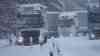 (Lawinendrama, Alpen, extrem) Schneechaos Bayern Nacht: LKW stecken auf Autobahnparkplatz fest, 50 cm Schnee hintern LKW an Weiterfahrt, LKW schaufeln Schnee an LKWs zur Seite, A 8 zugeschneit: Dichter Schneefall von Autobahnbrücke, mehr als 40 Km/h sind nicht möglich, Autofahrer brauchen Geduld 