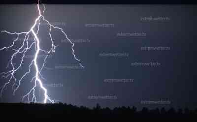 Blitzshow über Thüringen kündigt Unwetterfront an: Erdblitze zucken zu Boden, Bäume werden entwurzelt