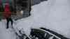 (Lawinendrama, Alpen, extrem) Extreme Schneemassen in Österreich: Energieversorger stellen Stromversorgung wieder her, 2 Meter Schnee, enorme Schneemassen, „so viel Schnee habe ich hier noch nicht gesehen“: Schwere Technik im Kampf gegen Schnee, riesige Schneebretter auf Dächern, Autos von über 2 Meter Schnee begraben, spektakuläre Aufnahmen