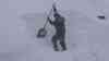 (Lawinendrama, Alpen, extrem) Schneechaos Österreich: Obertauern von der Außenwelt abgeschnitten, zahlreiche Skifahrer warten an Lawinenschranke, 3 Meter hohe Schneebretter werden von Dächern geschaufelt: Liftbetrieb eingestellt (on tape), Voxpops zur Lage an der B 99 kurz vor Obertauern