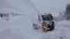 (Lawinendrama, Alpen, extrem) Schneechaos Österreich: Obertauern von der Außenwelt abgeschnitten, zahlreiche Skifahrer warten an Lawinenschranke, 3 Meter hohe Schneebretter werden von Dächern geschaufelt: Liftbetrieb eingestellt (on tape), Voxpops zur Lage an der B 99 kurz vor Obertauern