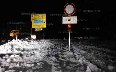 (Lawinendrama, Alpen, extrem) Lawinengefahr bleibt hoch: Straßen in Bayern weiterhin gesperrt, Berchtesgadener Land versinkt im Schnee, fast 1,50 Meter Schnee, Lawinen lösen sich an Straßen: Kleinere Lawinen werden zur Gefahr für Autofahrer, weiterhin Schneefalle und keine Entspannung in Sicht