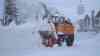 (Lawinendrama, Alpen, extrem) Extreme Schneemassen und Schneesturm im Lawinen-Unglücksort Lech am Arlberg. Tausende deutsche Touristen sitzen fest.: Es herrscht die höchste Lawinenwarnstufe 5. Die Lage spitzt sich weiter zu. Orte von der Außenwelt abgeschnitten.