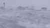 (Orkan, extrem) Orkan Bennet Brocken:Blitzeinschlag während Menschen vor Bennet flüchten, Orkanböen von 140 Km/h, Kind wird von Eltern vor Graupel-Hagelschlag geschützt: pünktlich mit Ankunft der Brockenbahn erreicht Kaltfront den Brocken und überrascht Touristen