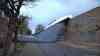 (Orkan, extrem) Heftiger Orkan in NRW: Live vor Kamera: Bauschilder fliegen um! Fußgänger kämpft mit Schirm im Orkan. Bäume umgestürzt. Windböen von 122 Kilometer pro Stunde.: Orkan reisst komplettes Dach ab und begräbt ein Auto unter sich.