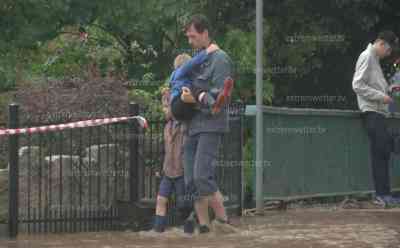 Hagelmassen und Überflutungen in Ilmenau : Väter tragen Kinder über die Fluten, Hagel bis zu 50 cm hoch 