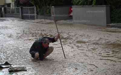 (Hagelmassen, normal) Extremes Unwetter in Hessen – Schweres Hagelunwetter und Sturzflut lässt den Ort Lieblos absaufen – Tischtennisballgroßer Hagel :  Feuerwehren im Dauereinsatz – Feuerwehr und Anwohner im Interview