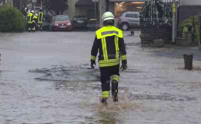 (Überflutung, stark) Hochwasseralarm – Ortschaft überflutet: Wasser schießt durch kompletten Ort, Feuerwehr im Dauereinsatz, Anwohner können nur machtlos zu schauen, „Bei dem Nachbar ist es kurz vor den Kellerlöchern“: Starkregen überflutet Rainrod bei Schotten, Straße wird zum reißenden Fluss, Unwetter dauern an