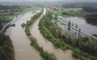 (Hochwasser, stark) Dramatische Hochwasser-Szenen: Rehkitz ertrinkt in den Fluten, Drohnenaufnahmen: Ganze Landstriche unter Wasser: Feuerwehren im Einsatz, Straßen überflutet
