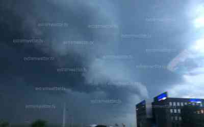 (Downburst, stark) Unwetter: Wilde Sturmjäger-Aufnahmen zwischen Belgien und NRW, Äste fliegen auf die Autobahn, Orkanböen, Starkregen und heftige Blitze: 