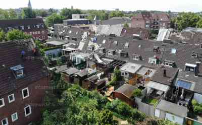 (Tornado, stark) Tornado in NRW: Exklusivinterview mit Tornadoexperte Deutschland, Bocholt von F 2 Tornado getroffen, Dachstühle abgedeckt, zerstörte Autos, Dachdecker im Dauereinsatz, dramatische O-Töne der Anwohner, Drohnenaufnahmen vom Ort: „Es hat einfach nur ssss gemacht“, hohe Schäden an Wohnhäusern, Anwohner noch immer geschockt