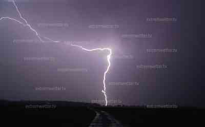 (Blitze, stark) Unwetterfront fegt über NRW: gigantisches Blitzfeuerwerk in der Nacht, hunderte Blitze zucken am Himmel, Erdblitze, Wolkenblitze über Pulheim: Unwetterfront wesentlich weniger heftig als gedacht, am Donnerstag Unwetter in Ostdeutschland