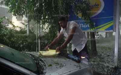 (Hagel, extrem) Schweres Hagelunwetter München: Großer Hagel live on tape, Autos suchen Schutz unter Tankstelle, Menschen versuchen mit Jacken ihre Autos zu schützen: Spektakulärer Aufzug der Superzelle im Zeitraffer