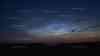 (Leuchtende Nachtwolken, stark) Seltenes Naturschauspiel – Leuchtende Nachtwolken: einmalig, enorm intensive NLC am Abendhimmel, NLC hunderte Kilometer sichtbar, Meteorologen sprechen von Jahrhundertereignis: Zeitraffer von leuchtenden Nachtwolken, Nachthimmel wird zum Tage, einmalige Aufnahmen