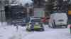 Wintersturm bringt den Verkehr zum Erliegen, Schneesturm auf dem Fichtelberg: Nix geht mehr auf der B 95, selbst Polizisten frieren in dicker Kleidung auf der Bundesstraße