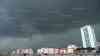 (Unwetter, Venedig, stark) Schwere Unwetter im Urlaubsort bei Venedig: Panik durch heftige Hagelunwetter mit Sturm am Strand, Touristen flüchten unter ein Zeltdach in Lido di Jesolo: bedrohlicher Aufzug der Superzelle, leergefegte Strände zur Ferienzeit