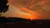 (Blitze, stark) Blitzshow am Nachthimmel: dutzende Blitze zucken gen Erdboden, beeindruckender Sonnenaufgang nach nächtlichen Gewittern in NRW:  Sonne strahlt im Feld, letzter Regen tröpfelt zu Sonnenaufgang, kleiner Regenbogen am Morgen