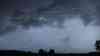 (Unwetteraufzug, stark) Heftige Unwetter in Bayern: Menschen flüchten vor Unwetter unter Tankstelle, Superzelle brachte schwere Sturmböen, Zeitraffer der Unwetter, Überflutungen in Regensburg: Blitze erhellen Autobahnfahrt auf A 93, Autofahrer kämpfen gegen Starkregen und Überschwemmungen
