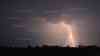 (Blitze, stark)Blitzshow durch Nachtgewitter: Blitze im Sekundentakt erhellen Nachthimmel, außergewöhnliches Naturschauspiel durch Gewitter im Rheinland: Erdblitze schlugen teilweise mehrfach an selbe Stelle ein, zahlreiche Wolken und Erdblitze