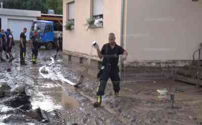 (Mure, stark) Schwere Unwetter Thüringen: Schlammlawine verwüstet Ortschaft, ganze Grundstücke schwer verwüstet, Anwohner stehen kniehoch im Wasser, Feuerwehr im Großeinsatz, O-Töne Anwohner: 150 l/qm in kurzer Zeit, Schlamm steht teils 40 cm hoch in Grundstücken, Wasser schießt noch immer durch den Ort.