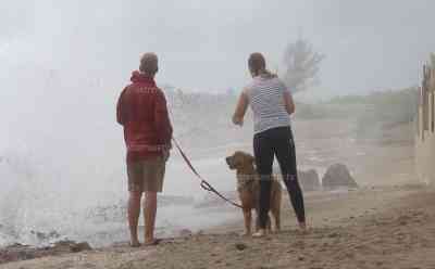 (Hurrikan, stark) Hurrikan Dorian erreicht Florida: Exklusivaufnahmen von deutschen Kameramann, meterhohe Wellen, erste Häuser beschädigt, einige mutige Badetouristen sind noch am Strand: Windsurfer nutzt die ersten Ausläufer für spektakuläre Sprünge, Touristen schauen dem beeindruckenden Naturschauspiel zu