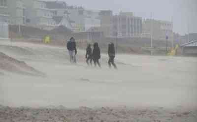 Orkan Thomas trifft auf Küste, spektakuläre Orkanaufnahmen: Sanddünen wehen den Touristen ins Gesicht, metehohe Wellen
