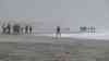 Orkan Thomas trifft auf Küste, spektakuläre Orkanaufnahmen: Sanddünen wehen den Touristen ins Gesicht, metehohe Wellen