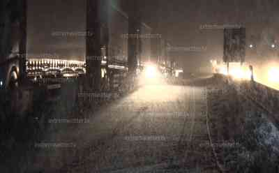 (Wintereinbruch, Autobahn, stark) Wintereinbruch Bayern: A 8 bei Irschenberg komplett mit Schnee bedeckt, Autofahrer auf weißer A 8 unterwegs, Starker Schneefall und geringe Sicht, Winterdienst im Einsatz, Winterdienst streut Salz auf A 8: Selbst in Rosenheim – auf 450 Metern – bis zu 4 cm Neuschnee in kurzer Zeit, Autos und Fahrrad mit Schnee bedeckt