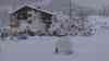 (Schneechaos Alpen, stark) Schneechaos in den Alpen: Südtirol versinkt im Schnee, Ortschaften schwer erreichbar, Zehntausende Haushalte ohne Strom, Bäume reißen Stromleitungen mit sich, Feuerwehren im Dauereinsatz, viele Straßen gesperrt: Bis zu 60 cm Neuschnee, Radlader gegen Schneeberge im Einsatz, ganze Autos im Schnee verschwunden