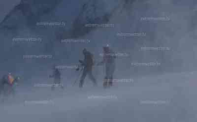 (Orkan, extrem) Extremer Föhnsturm und hohe Lawinengefahr: Gesperrte Straßen, Lawinenexperte im Interview, Skifahrer trotz heftigem Schneetreiben unterwegs, neue extreme Schneefälle werden erwartet.: 