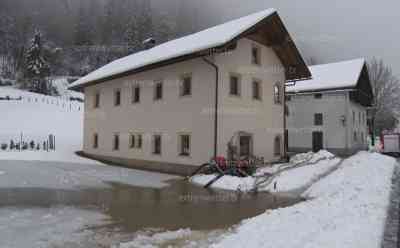 (Mure Alpen, stark) Unwetter und Hochwasser Österreich: Haus droht überflutet zu werden, Feuerwehr mit mehreren Pumpen im Einsatz,Murenabgang in Kärnten, zwei Wohnhäuser mussten evakuiert werden, O-Töne Einsatzleiter und Bürgermeister: Gesteinsmassen schossen gen Tal, Hangabrutsch an Straße, Weitere heftige Unwetter drohen, neben Schnee nun akute Hochwassergefahr