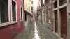 (Hochwasser, Venedig extrem) Hochwasser Venedig: Schon wieder enormes Hochwasser in Venedig, Sirenen heulen in Venedig (on tape), Frühstück im Hochwasser, Menschen hüfthoch im Wasser, Ausnahmezustand in Venedig: Schwere Unwetter halten in Italien an, enormes Hochwasser auch in Norditalien, Schäden in Venedig gehen in die Milliarden