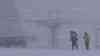 (Schneesturm, stark) Heftiger Schneesturm im Erzgebirge: heftige Schneeverwehungen und Sturm durch Sturmtief Veiko, Skisaison auch am Fichtelberg eröffnet, Touristen im Schneesturm: Schlittenfahrt und Langläufer – trotz Schneesturm zahlreiche Wintersportler am Fichtelberg unterwegs, beeindruckende Aufnahmen von Schnee und Wind