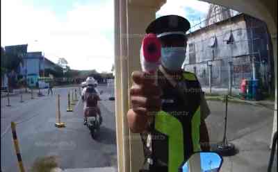 Angst vor Corona-Virus: Fiebermessstation auf offener Straße in den Philippinen, exklusive und verdeckte Aufnahmen einer Helmkamera, Motorradfahrer filmt Fiebermessung: 