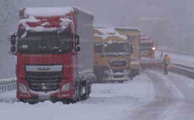 Schneechaos Saarland: Verkehr bricht zusammen, LKW stehen massiv quer, Winterdienst steckt selbst fest, Tief Bianca sorgt für Chaos, „katastrophal...bis morgen früh kann man hier schlafen“: Voxpops LKW Fahrer, PKW kracht in Mittelleitplanke, Pendler befreien Autos von 10 cm Schnee, „Ich will kein Schnee mehr“