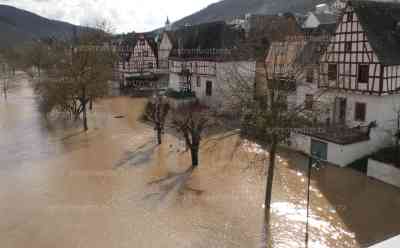 Hochwasser an der Mosel: nach Regenfällen steigen die Pegel an den Flüssen, überflutete Straßen an der Mosel, Mosel 7,78 Meter hoch: Weiterhin steigende Pegel an den größeren Flüssen, Straßen wegen Hochwasser gesperrt