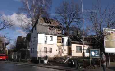 Brandkatastrophe im Hunsrück: Einfamilienhaus eines alleinerziehenden Vaters zu Aschermittwoch abgebrannt, Vater und Tochter leben derzeit im Wohnwagen, Vater hatte keine Feuerversicherung: Umfangreiches Interview mit Familienvater, Aufnahmen vom Brandobjekt und Wohnwagen 