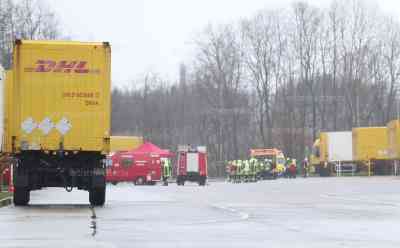 Gefahrguteinsatz bei Paketverteilungszentrum: Vermutlich mehrere verletzte Mitarbeiter bei Gefahrgutunfall, Gefahrstoff trat bei Paket aus, Feuerwehr im Großeinsatz: betreffender Bereich musste abgesperrt werden, Gefahrgutzug der Feuerwehr im Einsatz
