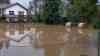 Hochwasser in Hessen: Starkregen sorgt für Überflutungen von Grundstücken, Garagen, Feuerwehr im Einsatz: Feuerwehr pumpt Wasser zurück in Fluss, Dauerregen lässt Pegel steigen