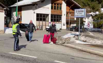 Coronakrise – Tirol als Risikogebiet erklärt: Urlauber müssen das Land verlassen (on tape), Bundesherr im Einsatz und unterstützt Kontrollen: Urlauber verlassen mit ihren Koffern Hotel, Autofahrer werden kontrolliert