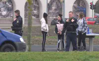 Corona – Stadt Chemnitz greift durch: Jugendliche von Polizei verwiesen, Bauzäune am Skaterpark aufgebaut, leere öffentliche Plätze: Mann versucht vor einem Restaurant den Gehweg mit Wasser zu säubern, bzw. desinfizieren