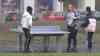 Corona – Stadt Chemnitz greift durch: Jugendliche von Polizei verwiesen, Bauzäune am Skaterpark aufgebaut, leere öffentliche Plätze: Mann versucht vor einem Restaurant den Gehweg mit Wasser zu säubern, bzw. desinfizieren