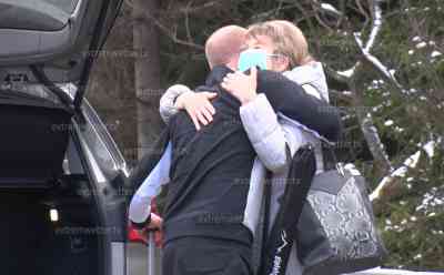 Coronakrise-Tschechien verschärft Grenzkontrollen: Grenze könnte monatelang dicht sein, Container am Grenzübergang Oberwiesenthal errichtet, verschärfte Einreisebedingungen für Pendler auch am Sonntag: schwere Technik bringt Container in Stellung, Grenzbeamte aus Tschechien mussten bei – 8 °C Samstagnacht an der Grenze Arbeiten, Ausweisbuch für grenzüberschreitende Arbeitskräfte