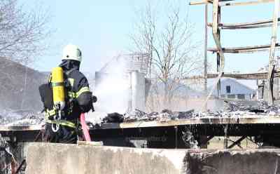 Bauwagen niedergebrannt: Feuerwehr muss brennenden Bauwagen löschen, Zwei Trupps unter schwerem Atemschutz im Einsatz, Mehr Kameraden einsatzbereit durch Coronavirus, Feuerwehr noch nicht beeinträchtigt: Zirka 40 Kameraden im Löscheinsatz, Feuerwehr muss mit Wärmebildkamera Glutnester aufspüren, Brandursache noch unklar, Polizei ermittelt