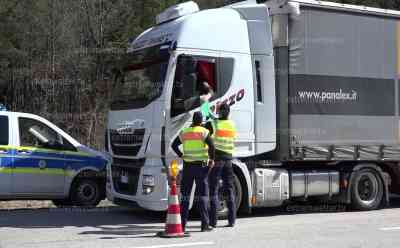 Windsurfer bei Plus 3° Celsius auf dem Staffelsee unterwegs – Bürger befolgen Ausgangsbeschränkung, Wanderwege um See menschenleer bei Kaiserwetter – Biergarten geschlossen: Grenzübergang D - A Haupttangente in den Süden wie ausgestorben - Bundespolizei riegelt ab Drohnenaufnahmen von See und Bergmassiv